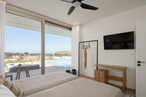 a bedroom with a bed and a ceiling fan at Margaret Villa - Pool, Heated Spa Whirlpool & BBQ, By ThinkVilla in Angeliana