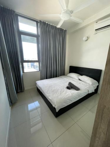 een slaapkamer met een bed en een raam bij Heart of Petaling Jaya near LRT Line 5 (8) in Petaling Jaya