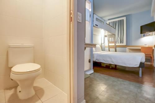 Ванная комната в ibis budget RJ Copacabana