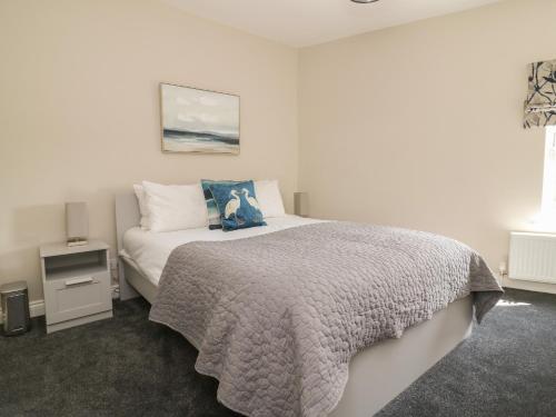 モルトンにある6 Church Hillのベッドルーム1室(青い枕付きのベッド1台付)