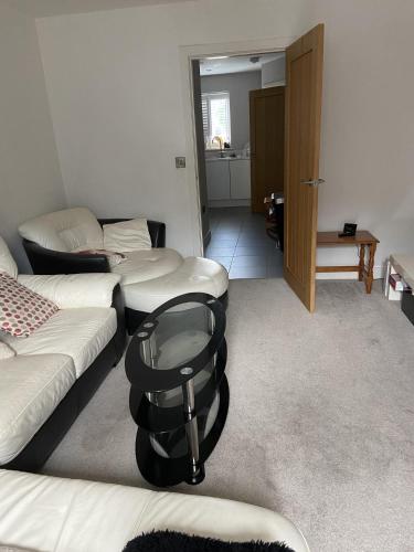 Captivating 2-Bed House in Wolverhampton – Photos 3