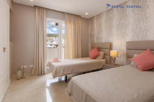 Habitación de hotel con 2 camas y ventana en Stunning Views 3 Bedroom Luxury Flat with Pool, en Marbella