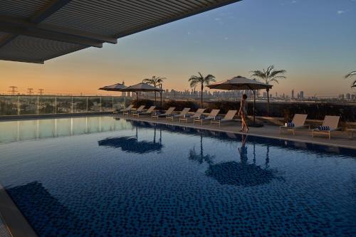 Swimmingpoolen hos eller tæt på Movenpick Jumeirah Village Triangle