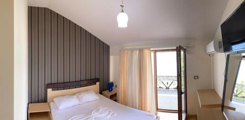 En eller flere senge i et værelse på Kukësi Resort Aldo