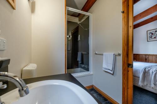 Ein Badezimmer in der Unterkunft Freycinet Cottage 1 – Bluestone