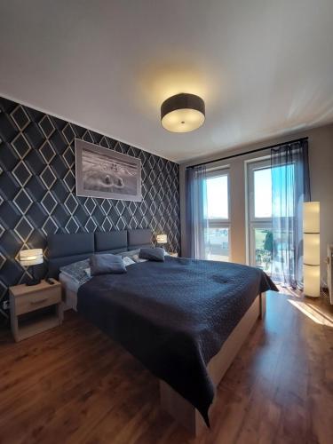 コウォブジェクにあるRezydencja Portowaのベッドルーム1室(大型ベッド1台、青い毛布付)