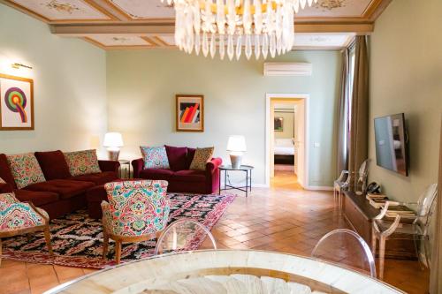 uma sala de estar com um sofá e um lustre em Incentrum em Roma