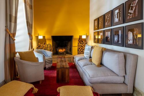 sala de estar con 2 sofás y chimenea en Riad Talaa12, en Marrakech