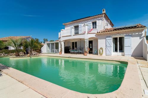 une grande piscine devant une maison dans l'établissement Les Vergers, à Gonfaron