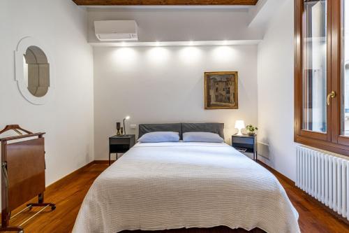 Кровать или кровати в номере Ca' della Commedia - San Marco