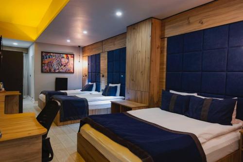 Postel nebo postele na pokoji v ubytování Grand Catalkaya Hotel
