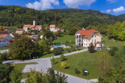 una vista aérea de un pueblo con una casa en Pool Villa Silva Marija Apartments - Happy Rentals, en Pišece