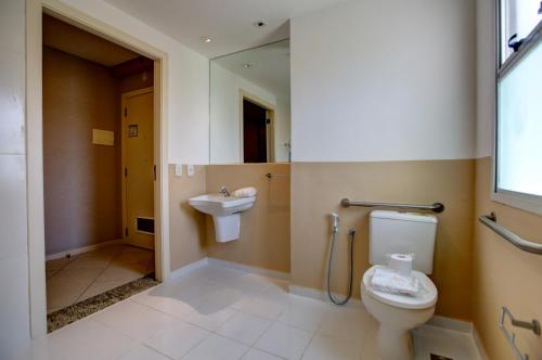 a bathroom with a toilet and a sink at Quality Rio de Janeiro - Barra da Tijuca in Rio de Janeiro