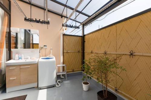 eine Küche mit Spüle und Kühlschrank im Zimmer in der Unterkunft KYO SAKURA HOUSE in Kyoto