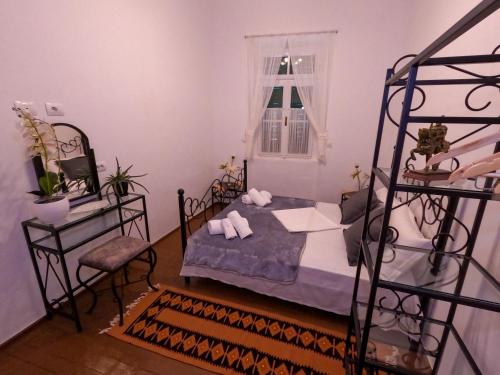 Postel nebo postele na pokoji v ubytování InTown Guesthouse Shkoder
