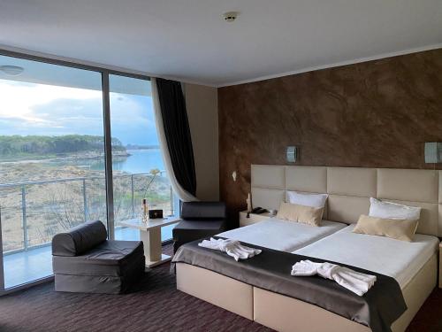 Un pat sau paturi într-o cameră la Hotel Kamenec