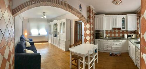 cocina y sala de estar con arco en Apartamento La Herradura, en Villarcayo