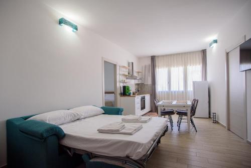 ein Wohnzimmer mit einer Couch und einem Tisch mit Stühlen in der Unterkunft CENTRAL STATION APARTMENTS - Fanale Rentals in Palermo