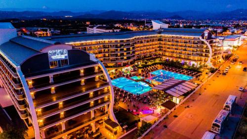 una vista aérea de un hotel con piscina en Senza The Inn Resort & Spa - Ultra All Inclusive, en Avsallar