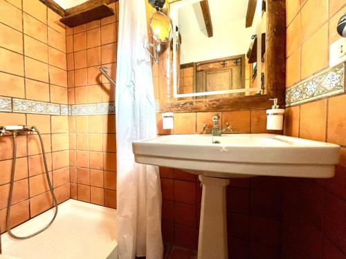 Kúpeľňa v ubytovaní Apartamento en casa rural, Wifi, BBQ y vistas al mar