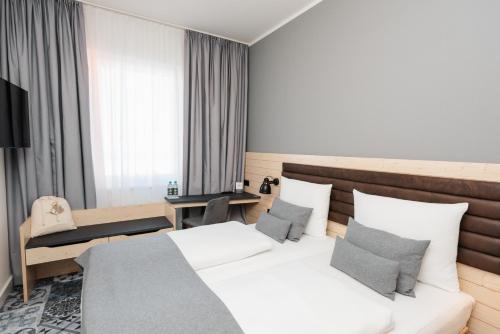 Кровать или кровати в номере Coffee Fellows Hotel München-Freiham