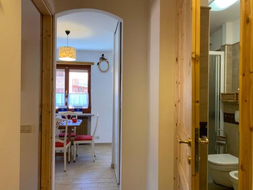 einen Flur mit einer Tür, die zu einem Esszimmer führt in der Unterkunft Casa Orchidea Bianca by Holiday World in Limone Piemonte