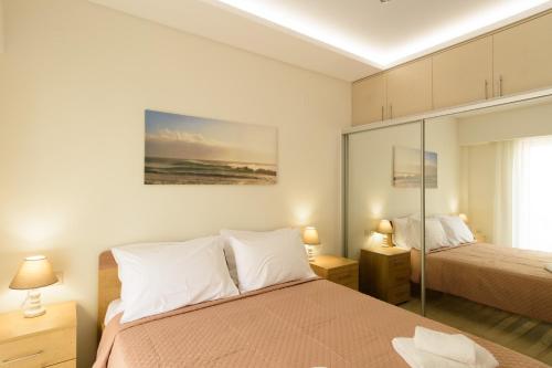 een witte slaapkamer met een bed en een raam bij Melia deluxe apartment in Agios Nikolaos