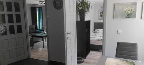 Lewin KłodzkiにあるAuraのドア付きの部屋、ベッド付きのベッドルーム1室が備わります。