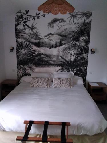 una camera con un letto con una parete in bianco e nero di Beyrie Coustille 