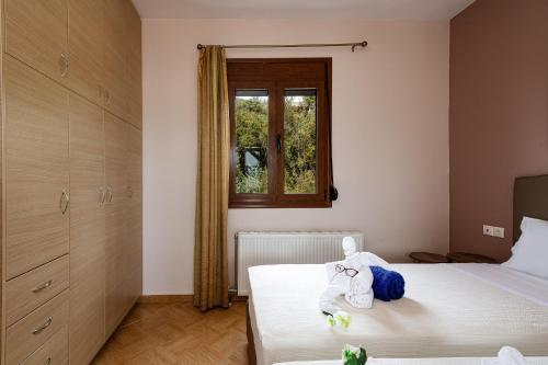 Ένα ή περισσότερα κρεβάτια σε δωμάτιο στο Villas Roumeli
