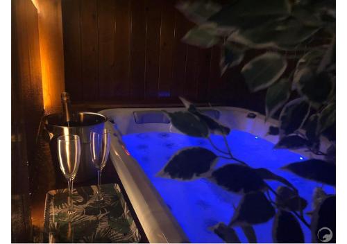 una bañera con un acuario con peces. en Azor International House, en Ponta Delgada
