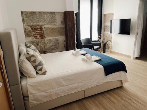 Apartamento Opera Suite Norma - Studio 4pax Madrid Palacio Real في مدريد: غرفة نوم بسرير كبير وكرسي