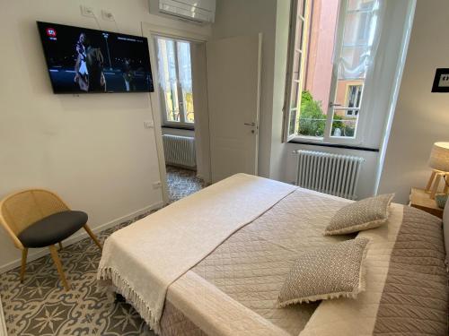 Suites 5 Stelle nel Borgo di Varazzeにあるテレビまたはエンターテインメントセンター