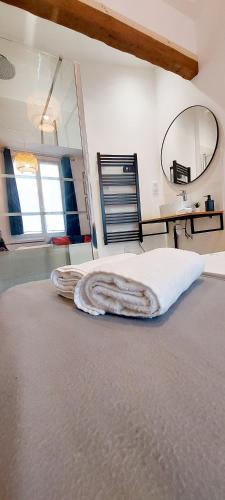 une chambre avec un grand lit et un miroir dans l'établissement Artpink - Idéal Pros - Proche commerces - Agathor, à Montluçon