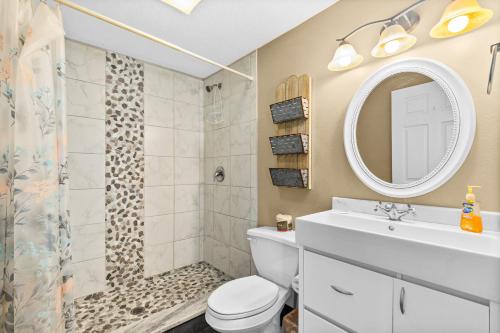 Ένα μπάνιο στο Renovated & dog-friendly Flagler Beach beauty with sweeping views, WiFi, & AC