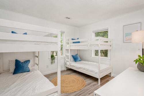 Poschodová posteľ alebo postele v izbe v ubytovaní Offshore Winds - KDH112