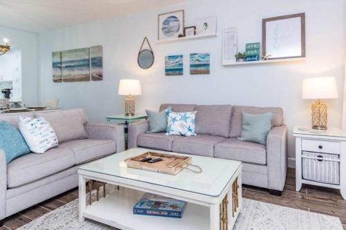 Χώρος καθιστικού στο The Beach Club B1107 ~ Luxurious Beachfront Condo!