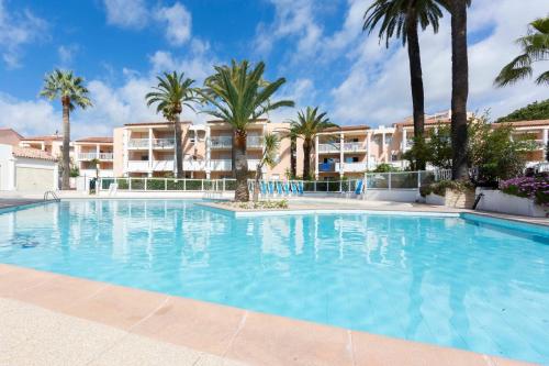 1 bedroom apartment in a residence with a swimming pool and a parking spot