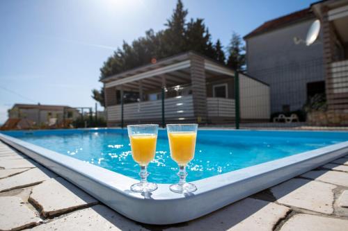 Bazén v ubytovaní Mali Nordsee Camp - DeLuxe Mobilehome alebo v jeho blízkosti