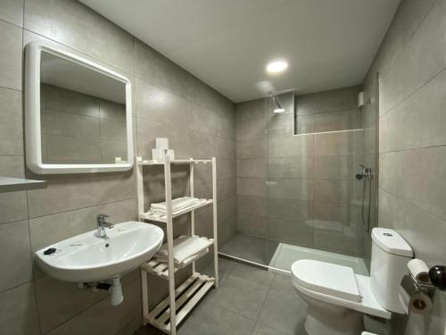 een badkamer met een wastafel, een toilet en een douche bij APARTAMENTO CERCA DEL PASEO Y PORT AVENTURA in Salou
