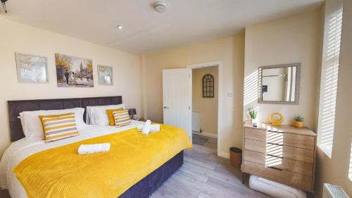 Ένα ή περισσότερα κρεβάτια σε δωμάτιο στο Spacious 4-bed house in Crewe by 53 Degrees Property, ideal for Contractors & Business, FREE parking - sleeps 7