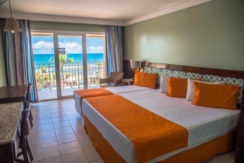 - une chambre avec un lit et une vue sur l'océan dans l'établissement Gran Hotel Stella Maris Urban Resort & Conventions, à Salvador