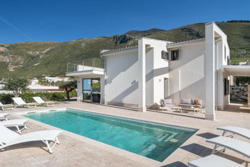 a villa with a swimming pool and a house at Villa Costamante con piscina privata in Balata di Baida