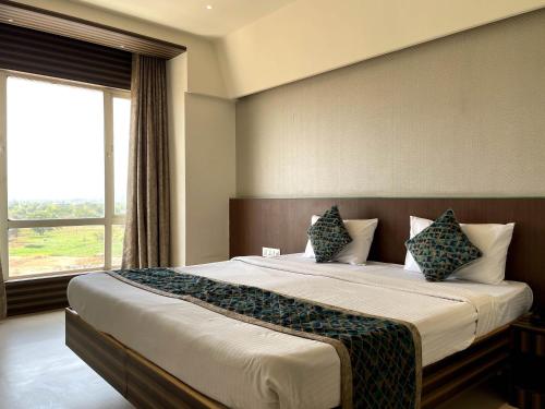 Ένα ή περισσότερα κρεβάτια σε δωμάτιο στο Hotel Grand Parivaar