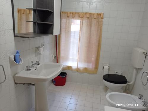 a small bathroom with a sink and a toilet at Casa vacanze Casa di Corte in Adrara San Rocco