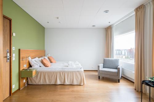 Postel nebo postele na pokoji v ubytování Hiisi Hotel Helsinki Jätkäsaari
