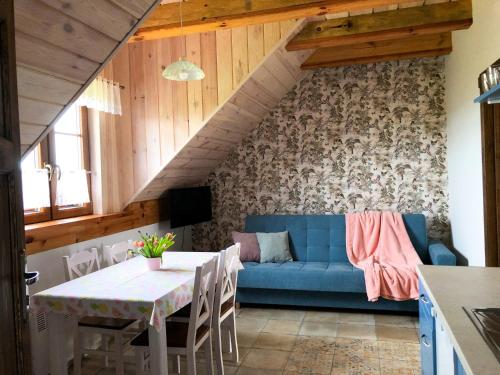 Posedenie v ubytovaní WIEJSKI APARTAMENT W DOMU NAD JEZIOREM
