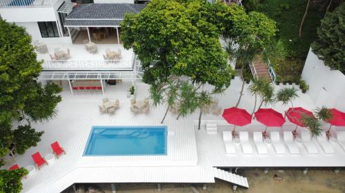 uma vista aérea de uma casa com piscina em Casa De Lipe em Koh Lipe