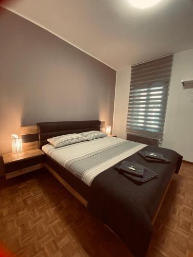 1 cama grande en un dormitorio con ventana en Affittacamere da Zippo, en Venzone