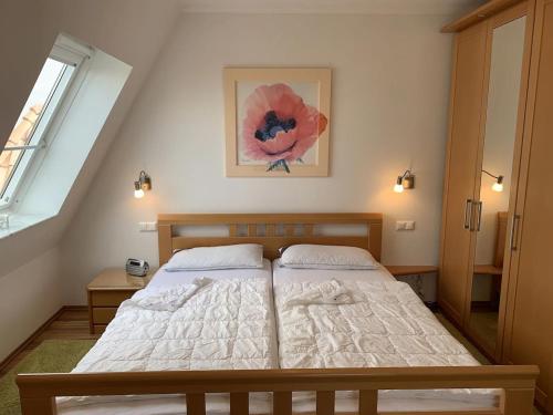 a bedroom with a bed in a room at Ferienwohnung Hafenblick in Wiek auf Rügen 